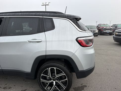 Used 2025 Jeep Compass Limited AWD/4WD image 9