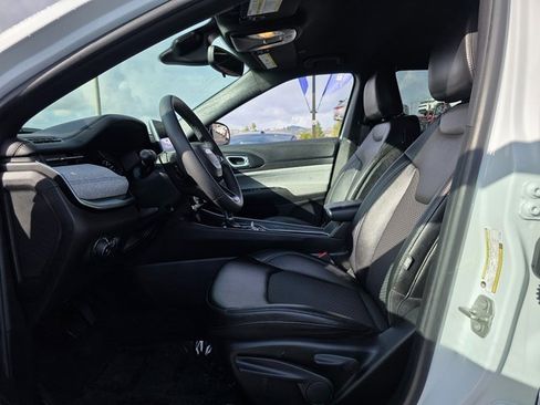 Used 2024 Jeep Compass Latitude image 14