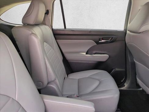 Used 2022 Toyota Highlander XLE FWD image 21