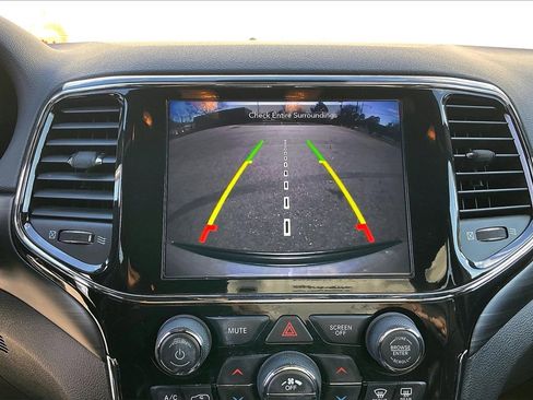 Certified 2022 Jeep Grand Cherokee Laredo X image 14