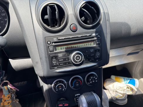 Used 2015 Nissan Rogue S FWD image 2