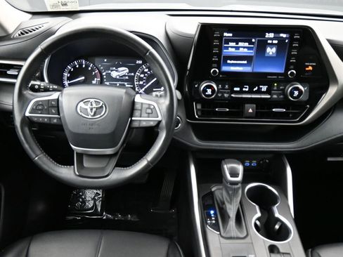Used 2022 Toyota Highlander XLE image 5