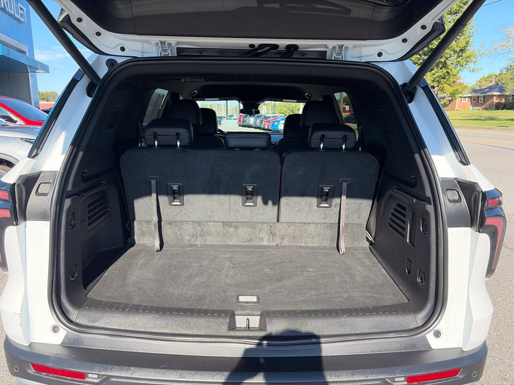 Used 2026 Chevrolet Traverse LT FWD image 8