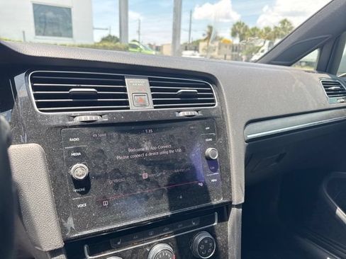 Used 2018 Volkswagen Golf 4-Door FWD image 10