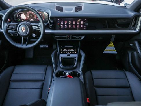 Used 2025 Porsche Cayenne image 23