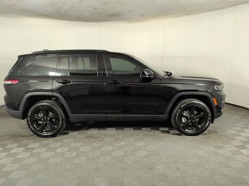 Certified 2025 Jeep Grand Cherokee Limited w/ Black Appearance Package image 4