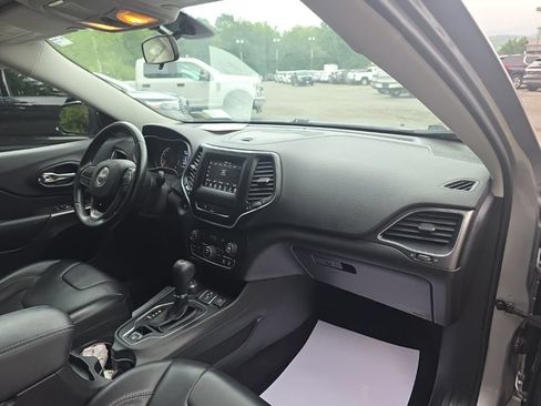 Used 2019 Jeep Cherokee Latitude Plus AWD/4WD image 19