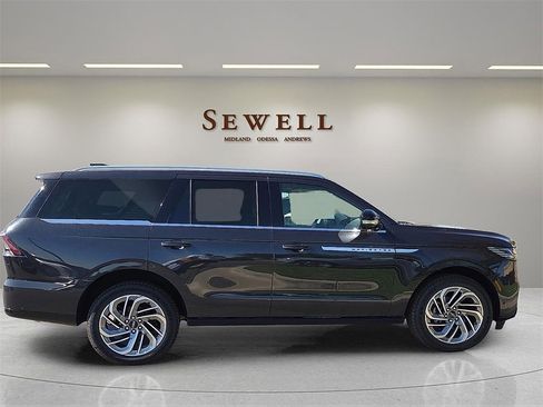 New 2025 Lincoln Navigator Reserve image 5