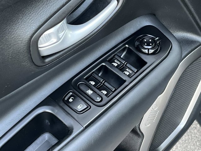 Used 2023 Jeep Renegade Latitude AWD/4WD image 26