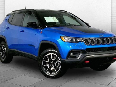 Used 2025 Jeep Compass Trailhawk w/ Trailer Tow Group AWD/4WD image 1