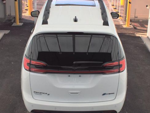 Used 2024 Chrysler Pacifica Premium image 5