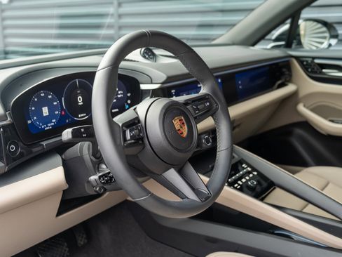 Certified 2025 Porsche Macan Electric image 4