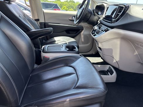 Used 2023 Chrysler Pacifica Touring-L FWD image 28