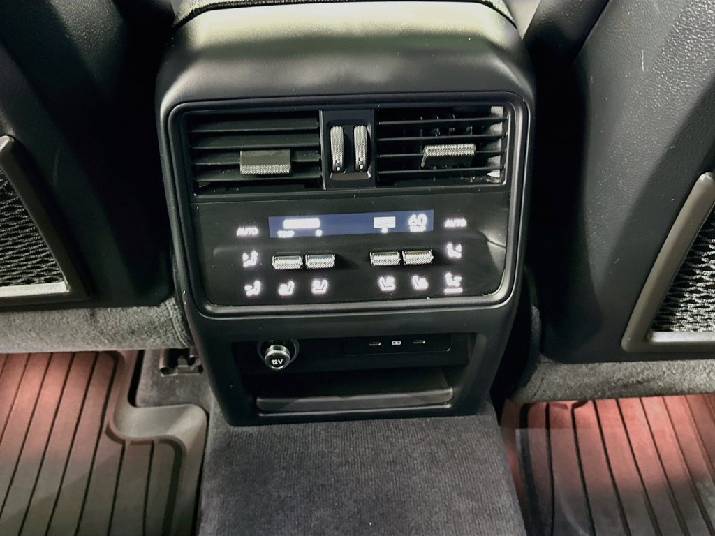 Used 2024 Porsche Cayenne AWD/4WD image 27