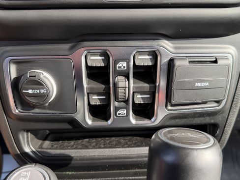 Used 2021 Jeep Gladiator Overland w/ Popular Equipment Package AWD/4WD image 27