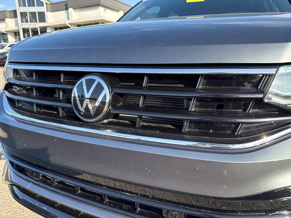 Certified 2023 Volkswagen Tiguan SE R-Line FWD image 11