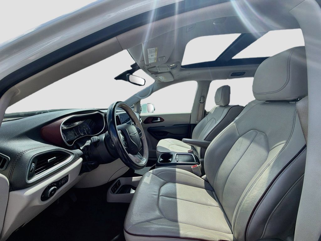 Used 2018 Chrysler Pacifica Limited w/ Tire & Wheel Group FWD image 22