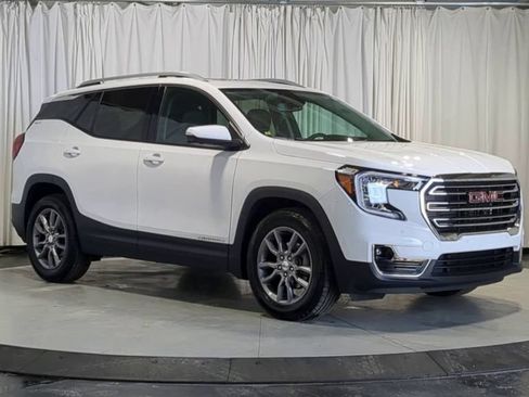 Used 2024 GMC Terrain SLT w/ Infotainment Package II FWD image 2