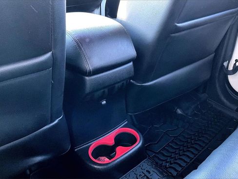 Used 2016 Jeep Wrangler Unlimited Sahara image 33