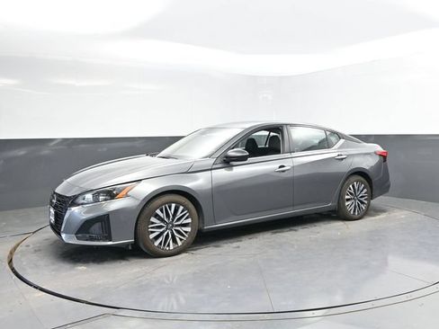 Used 2025 Nissan Altima 2.5 SV FWD image 7