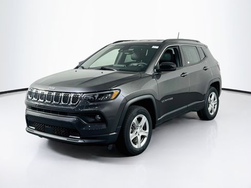 Used 2023 Jeep Compass Latitude w/ Convenience Group AWD/4WD image 1