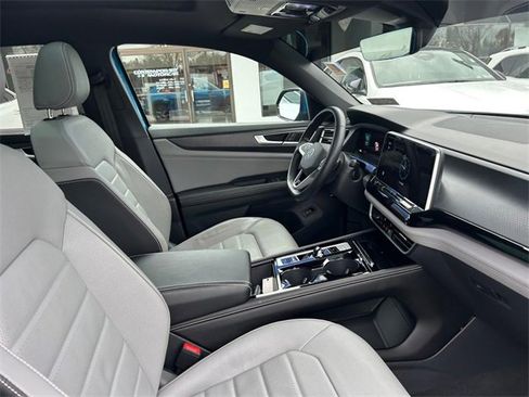 Used 2024 Volkswagen Atlas Cross Sport SEL R-Line image 31