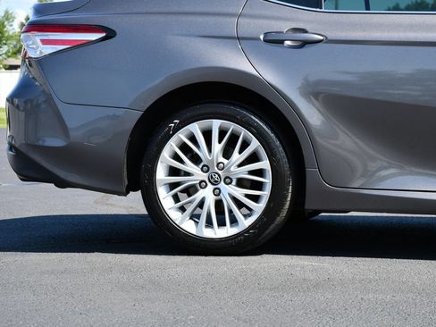 Used 2019 Toyota Camry XLE FWD image 10