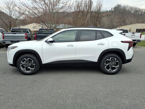 New 2026 Chevrolet Trax LT w/ Driver Confidence Package FWD image 2