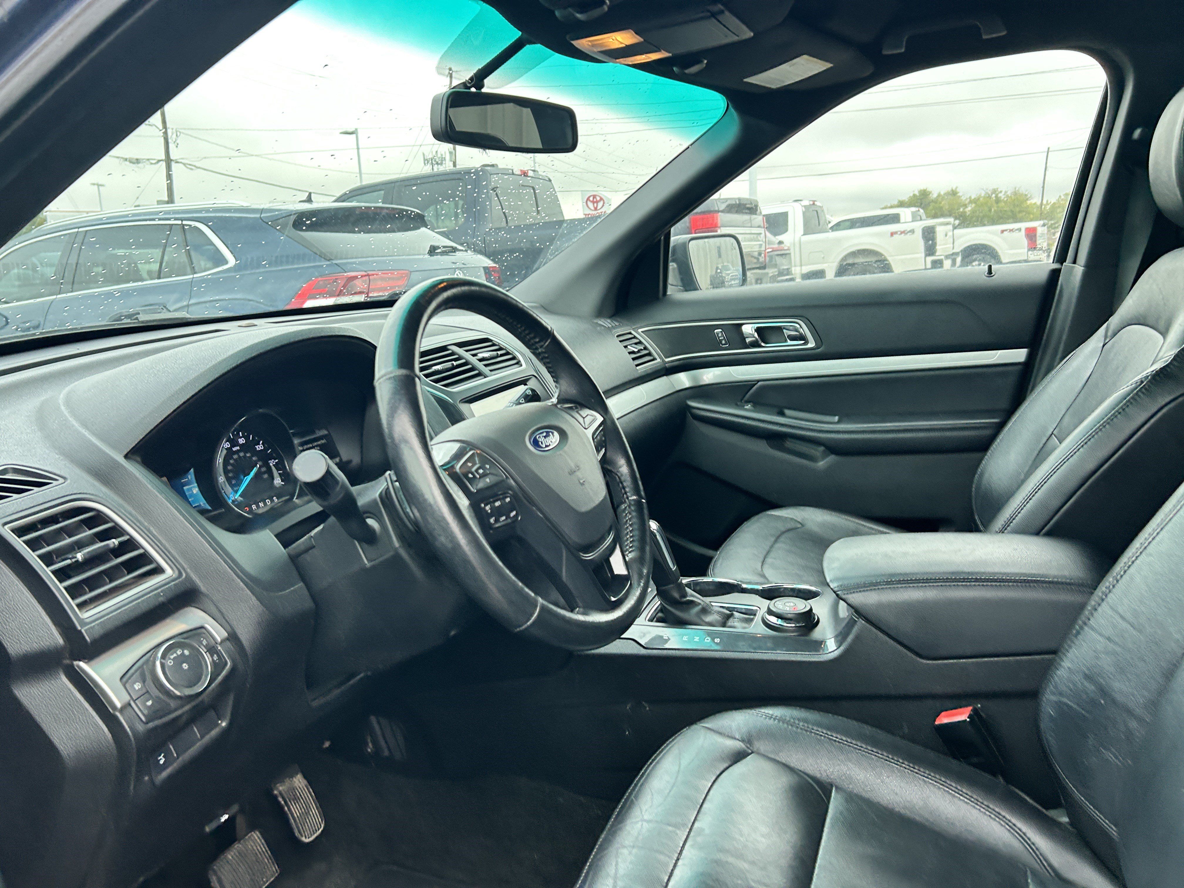 Used 2017 Ford Explorer XLT w/ Equipment Group 202A AWD/4WD image 9