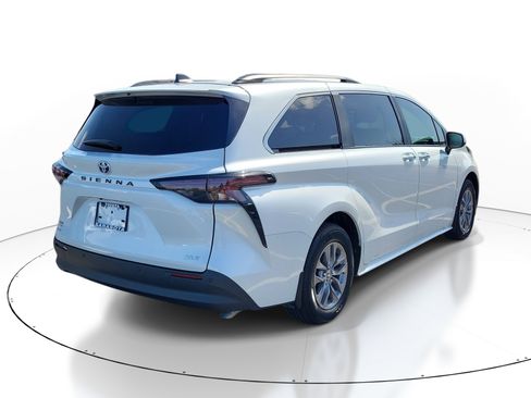 Used 2025 Toyota Sienna XLE FWD image 6