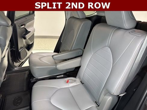 Used 2022 Toyota Highlander XLE image 2
