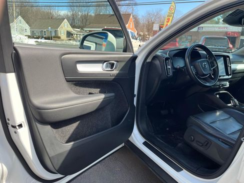 Used 2019 Volvo XC40 T5 Momentum image 10