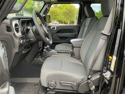 New 2025 Jeep Gladiator Sport image 30