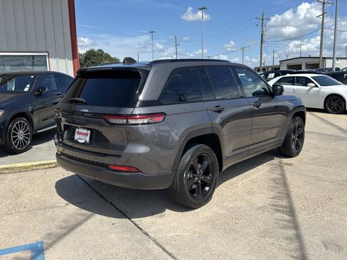 Used 2024 Jeep Grand Cherokee Altitude RWD image 7