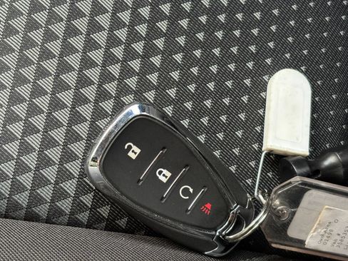 Used 2025 Chevrolet Trax LT FWD image 17