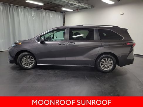 Used 2025 Toyota Sienna XLE AWD/4WD image 5