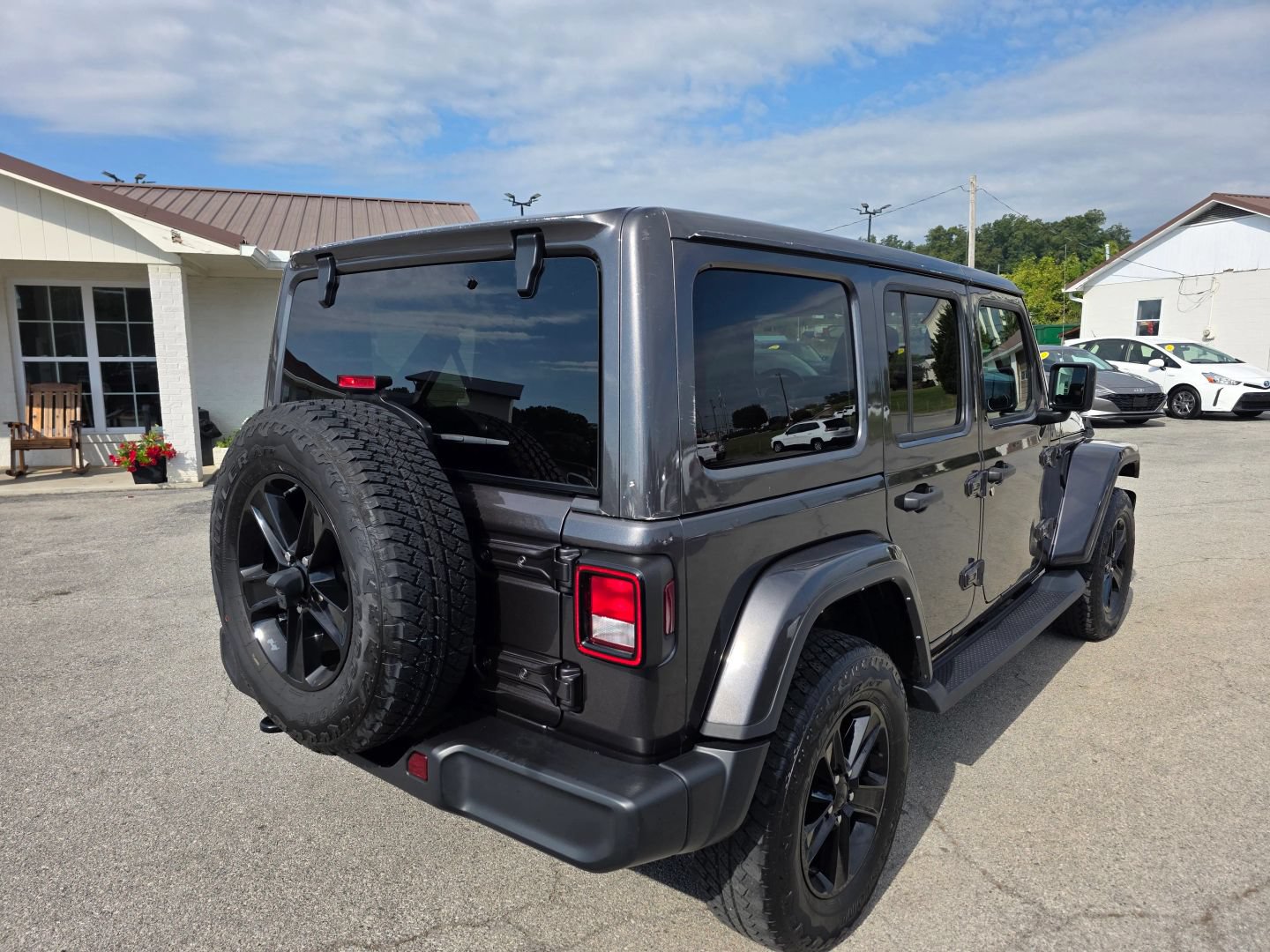 Used 2021 Jeep Wrangler Unlimited Sahara AWD/4WD image 5