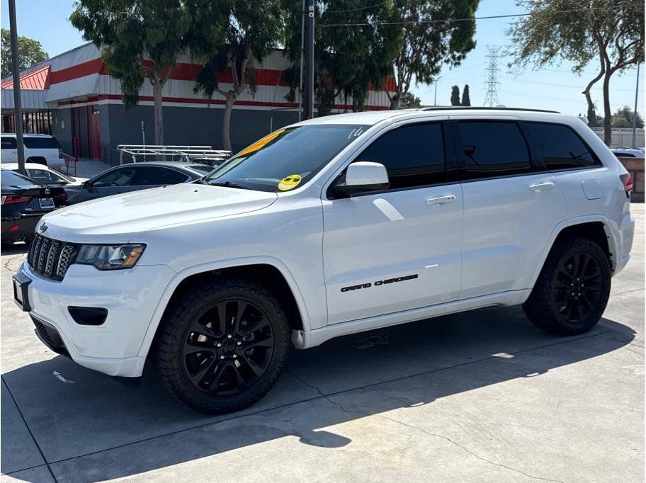 Used 2017 Jeep Grand Cherokee Altitude RWD image 42