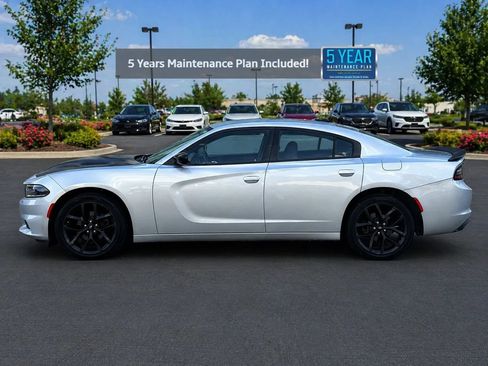 Used 2019 Dodge Charger SXT w/ Blacktop Package RWD image 2