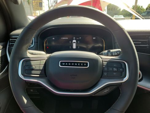 Used 2025 Jeep Wagoneer 4WD image 18