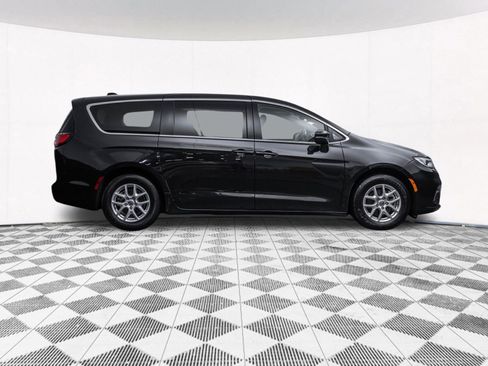 Used 2023 Chrysler Pacifica Touring-L image 13