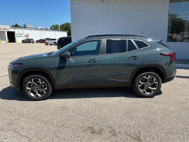Used 2025 Chevrolet Trax LT w/ LT Convenience Package FWD image 2