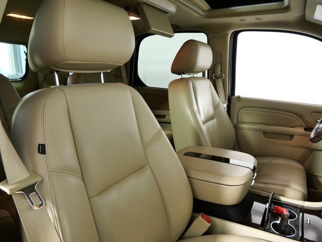 Used 2010 Cadillac Escalade Premium AWD/4WD image 11