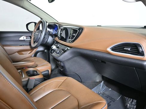 Used 2017 Chrysler Pacifica Limited FWD image 15