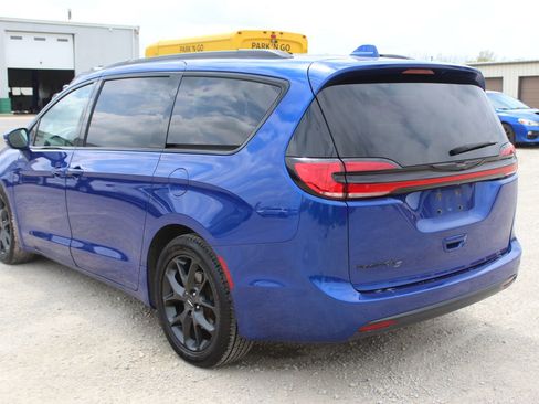 Used 2021 Chrysler Pacifica Touring-L w/ Uconnect Theater Family Group image 4