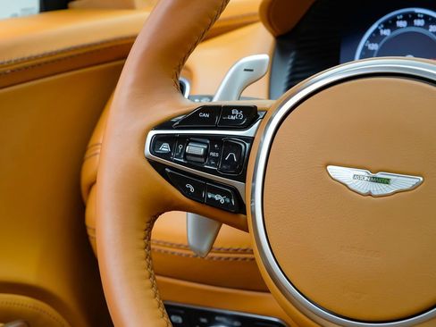 Used 2021 Aston Martin DBX image 13