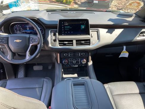Used 2023 Chevrolet Suburban High Country w/ Premium Package 2 AWD/4WD image 4