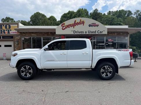 Used 2016 Toyota Tacoma TRD Sport w/ Premium & Technology Package AWD/4WD image 2