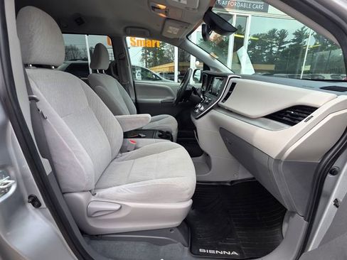 Used 2020 Toyota Sienna LE w/ LE Preferred Package image 12