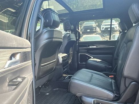 Certified 2022 Jeep Wagoneer Series III w/ Premium Group I AWD/4WD image 32